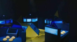 Participation à un blindtest immersif dans un décor de plateau TV à Herblay