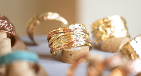 Atelier et création de bijoux en cuivre à Nevez près de Concarneau