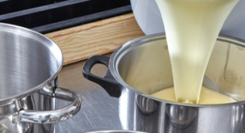 Atelier fabrication de savon au sein d'une ferme cosmétique paysanne près de Lyon