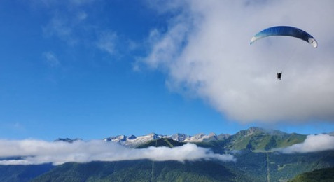 Vol en parapente au dessus de la vallée de Luchon