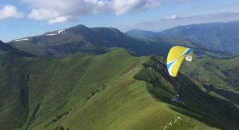 Vol en parapente au dessus de la vallée de Luchon