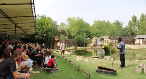 Parc à thème et ferme pédagogique immersifs du 20e siècle près d'Arles