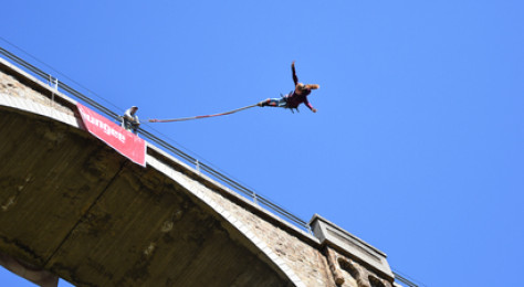 Saut à l'élastique depuis le viaduc de Cluis