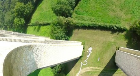 Saut à l'élastique depuis le viaduc de Cluis
