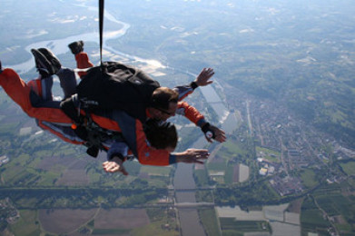 Saut en parachute tandem à proximité d'Agen