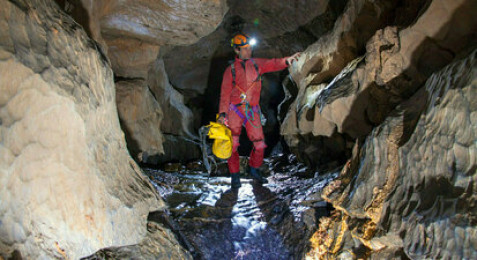 Spéléologie dans un gouffre d'eau chaude à Tarascon sur Ariège