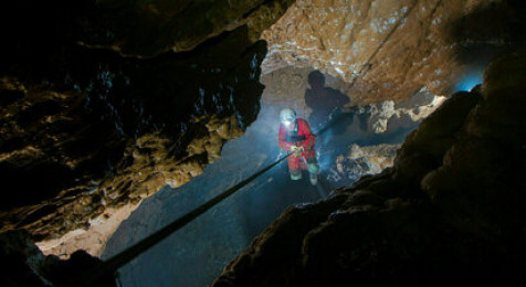 Spéléologie dans un gouffre d'eau chaude à Tarascon sur Ariège