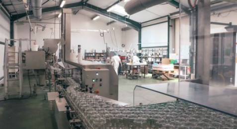 Visite dégustation dans une usine de transformation de fruits secs biologiques près de Digne-les-Bains