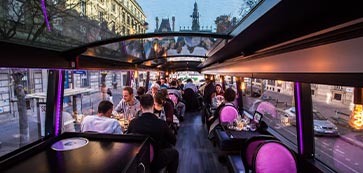 Repas à bord d'un bus restaurant aux Champs-Élysées à Paris